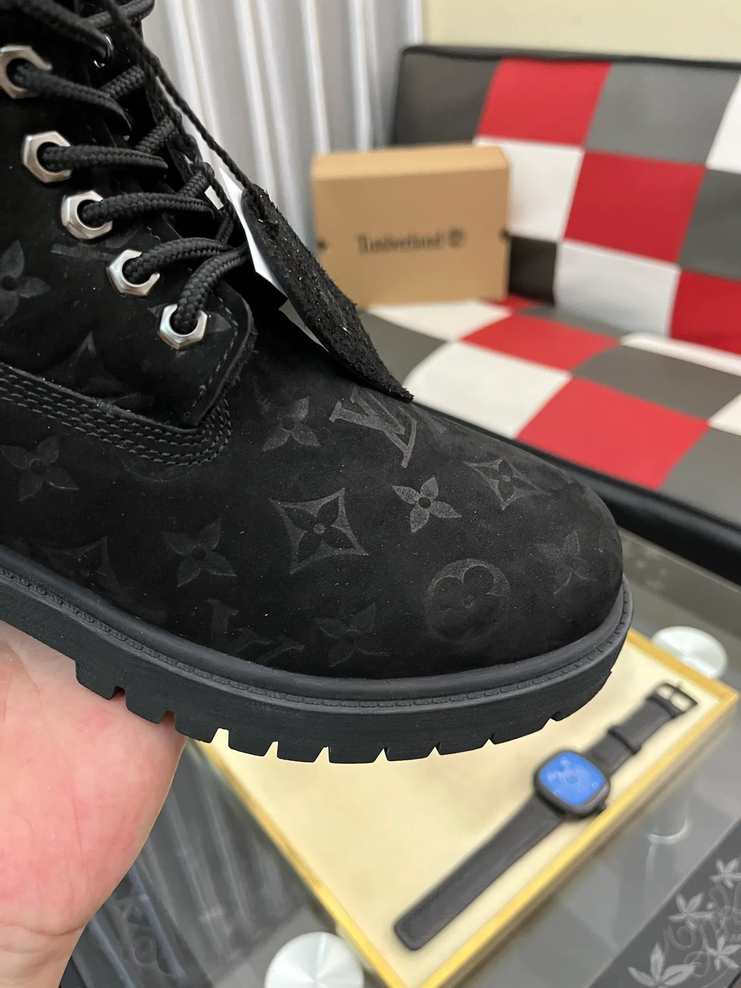 Ex-factory price: 458⌚️⌚️LV x Timberland Timberland joint model Presbyopia Embossed Rhubarb Boots Ankle Boots Short Boots LV x Timberland ankle boots are made of Monogram embossed waterproof nubuck cow leather, relying on the brand's exquisite craftsmanship to carefully reshape the classic Timberland 6-inch boot shape in Italy, with an eye-catching American workwear style. Created by Pharrell Williams 2025 autumn and winter menswear show. Monogram embossed tongue, original Timberland laces and outsole are exquisite details, and the leather label expresses the cooperation logo. Exquisite packaging at the delivery counter🛍📦 ▪️Material: Original customized imported first-layer cowhide ▪️Inner lining: Original customized leather lining/mesh lining ▪️Outsole: Original molded rubber material ▪️Sole thickness: 3.5CM ▪️Size: 38-44